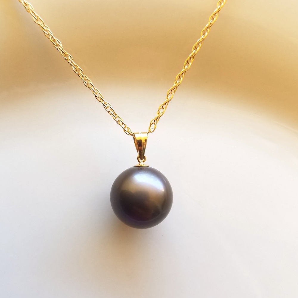 Tahitian pearl necklace